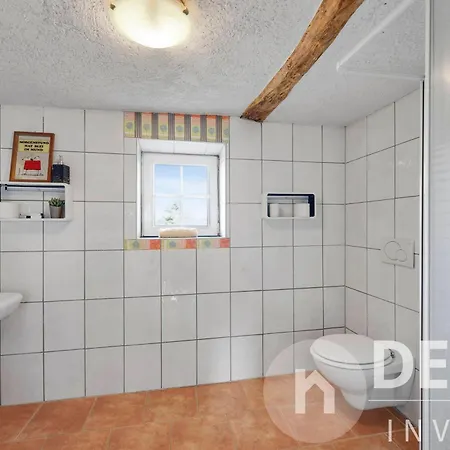 Historischer Hof, Einladend Fuer Mensch Und Tier. *