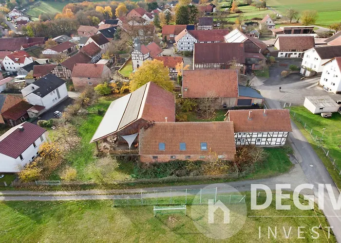 Historischer Hof, Einladend Fuer Mensch Und Tier.